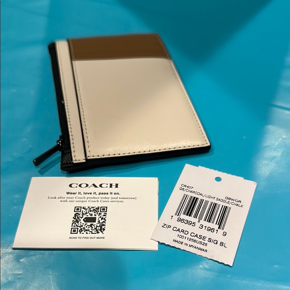 NWT Coach Card Holder in charcoal Saddle and Chalk